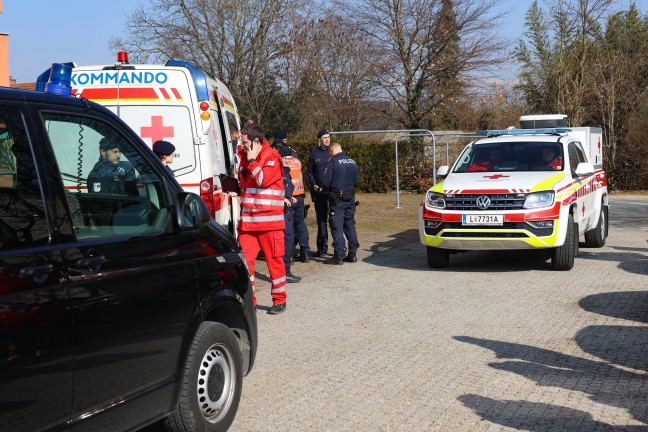 Drohnen, Polizei, Such- und Rettungshunde - Einsatzkrfte bei Personensuche in Wels im Einsatz