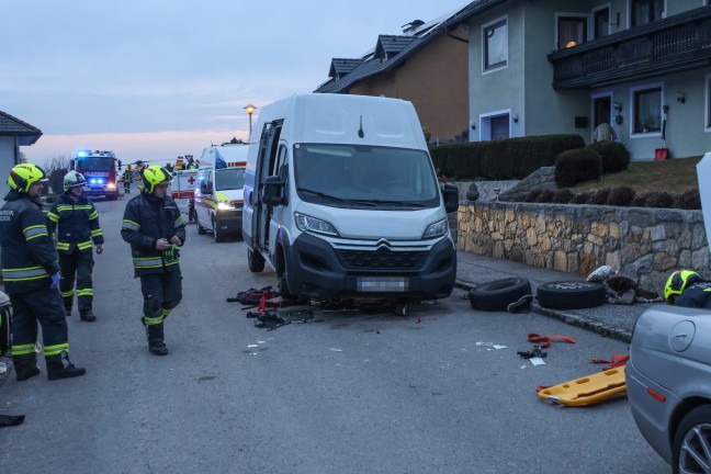 Personenrettung in Stroheim: Mann bei Reparaturarbeiten beinahe von Pakettransporter erdrckt