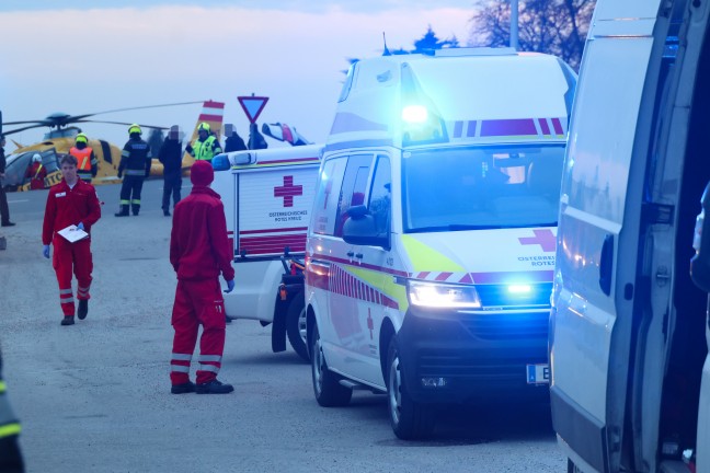 Personenrettung in Stroheim: Mann bei Reparaturarbeiten beinahe von Pakettransporter erdrckt