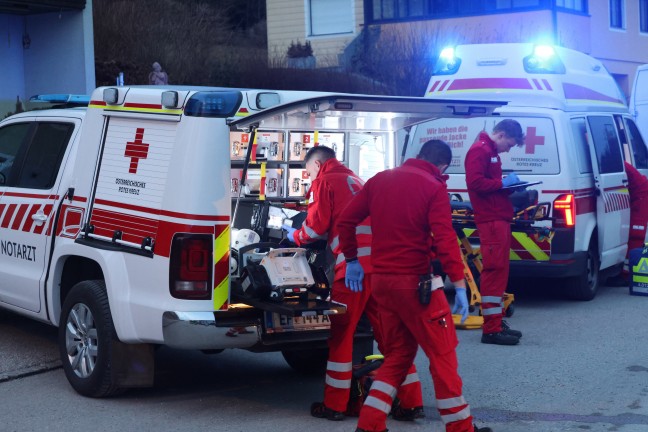 Personenrettung in Stroheim: Mann bei Reparaturarbeiten beinahe von Pakettransporter erdrckt