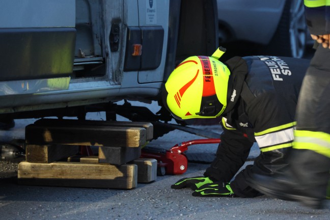 Personenrettung in Stroheim: Mann bei Reparaturarbeiten beinahe von Pakettransporter erdrckt