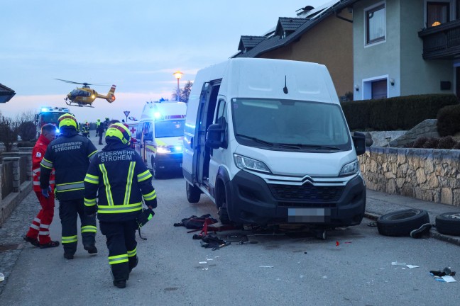 Personenrettung in Stroheim: Mann bei Reparaturarbeiten beinahe von Pakettransporter erdrckt
