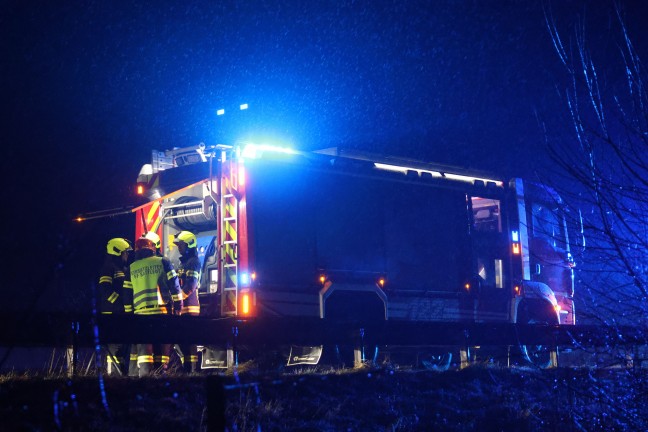 Feuerwehr bei berhitzter Radnabe eines LKW auf der Pyhrnautobahn bei Ried im Traunkreis im Einsatz