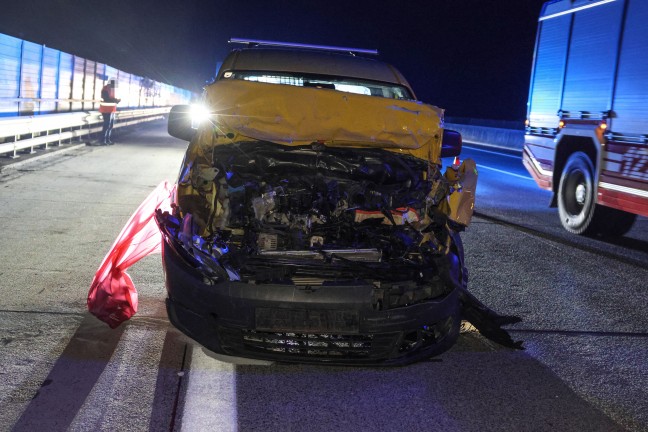 Auffahrunfall zwischen Kleintransporter und Klein-LKW auf Westautobahn bei Sipbachzell