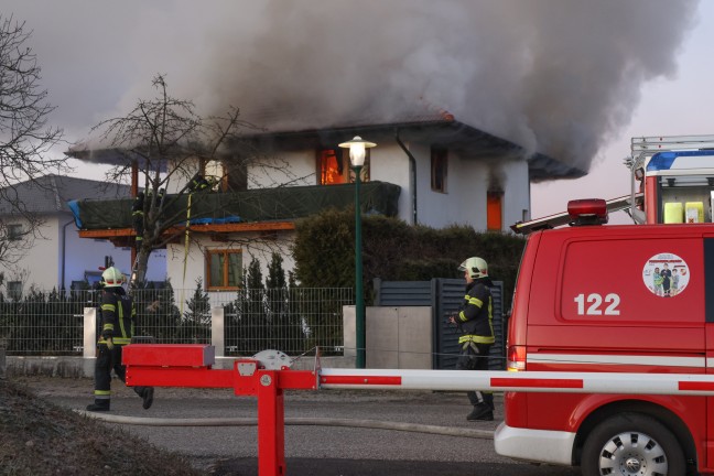 Obergescho in Vollbrand: Grerer Brand in einem Einfamilienhaus in Wels-Schafwiesen