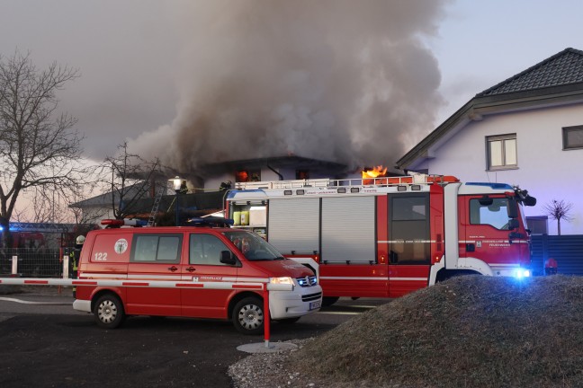 Obergescho in Vollbrand: Grerer Brand in einem Einfamilienhaus in Wels-Schafwiesen