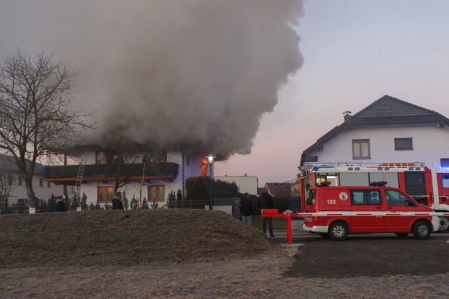 Obergescho in Vollbrand: Grerer Brand in einem Einfamilienhaus in Wels-Schafwiesen