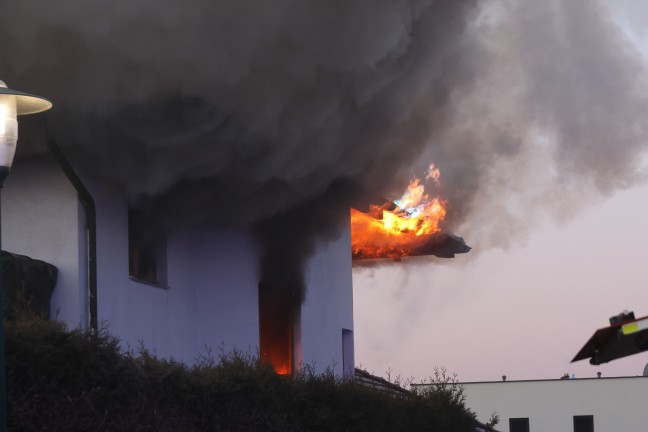 Obergescho in Vollbrand: Grerer Brand in einem Einfamilienhaus in Wels-Schafwiesen