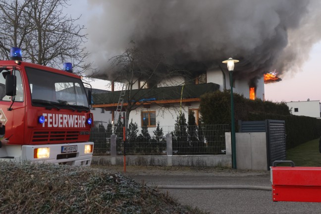 Obergescho in Vollbrand: Grerer Brand in einem Einfamilienhaus in Wels-Schafwiesen