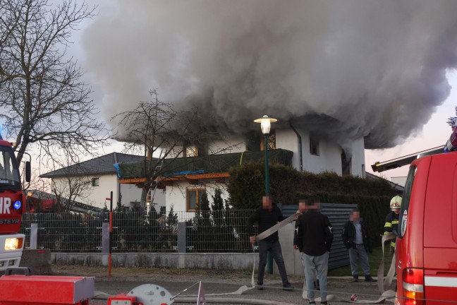 Obergescho in Vollbrand: Grerer Brand in einem Einfamilienhaus in Wels-Schafwiesen