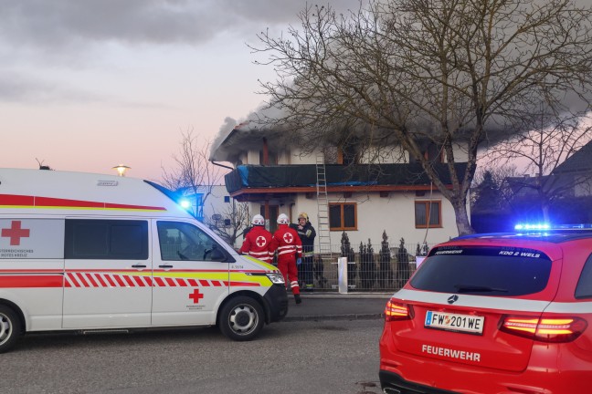 Obergescho in Vollbrand: Grerer Brand in einem Einfamilienhaus in Wels-Schafwiesen
