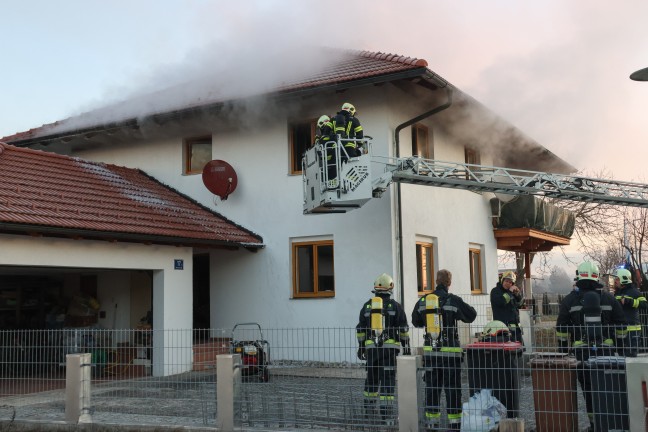 Obergescho in Vollbrand: Grerer Brand in einem Einfamilienhaus in Wels-Schafwiesen