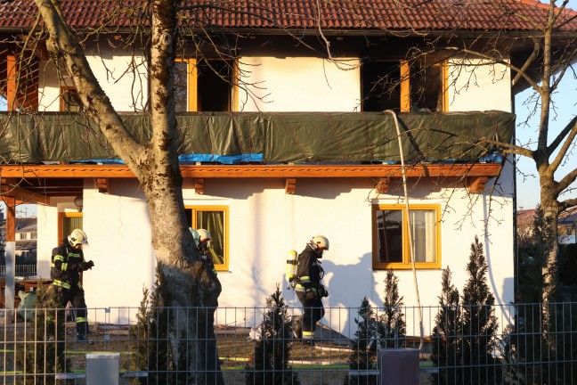 Obergescho in Vollbrand: Grerer Brand in einem Einfamilienhaus in Wels-Schafwiesen