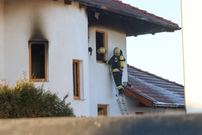 Obergescho in Vollbrand: Grerer Brand in einem Einfamilienhaus in Wels-Schafwiesen