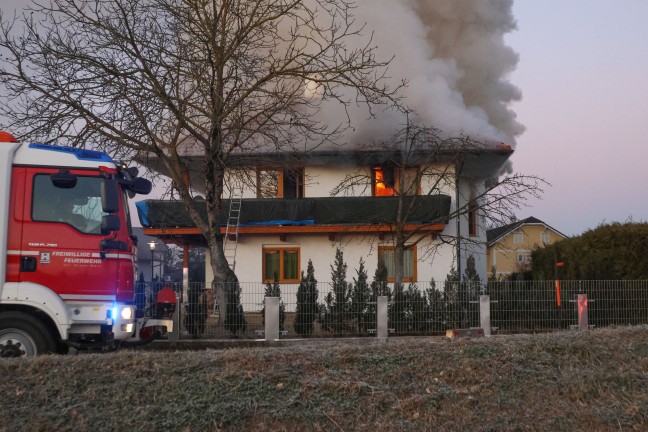 Obergescho in Vollbrand: Grerer Brand in einem Einfamilienhaus in Wels-Schafwiesen