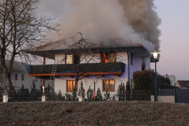 Obergescho in Vollbrand: Grerer Brand in einem Einfamilienhaus in Wels-Schafwiesen