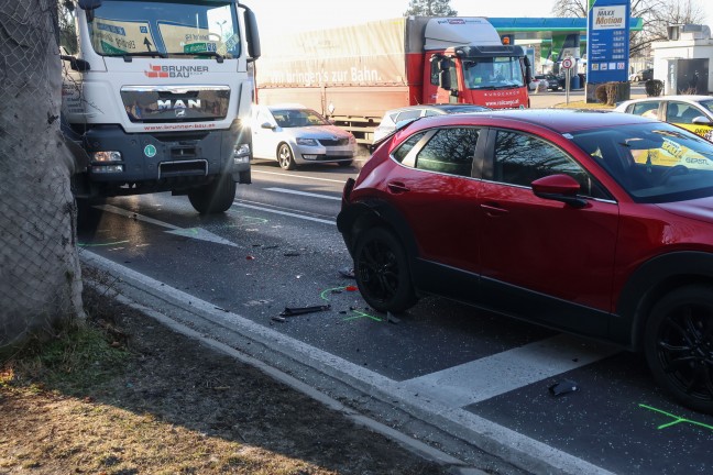 Erhebliche Verkehrsbehinderungen: LKW auf Innviertler Strae in Wels-Pernau auf PKW aufgefahren