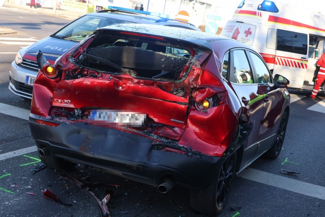 Erhebliche Verkehrsbehinderungen: LKW auf Innviertler Strae in Wels-Pernau auf PKW aufgefahren