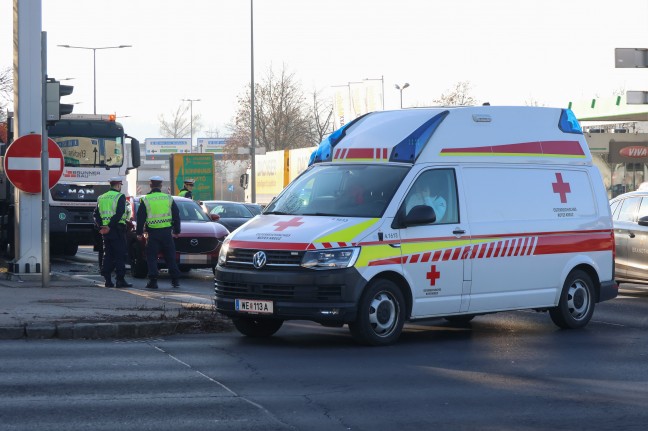 Erhebliche Verkehrsbehinderungen: LKW auf Innviertler Strae in Wels-Pernau auf PKW aufgefahren