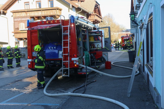 Zwlf Feuerwehren bei Brand im Dachgescho eines Gebudes in Seewalchen am Attersee im Einsatz