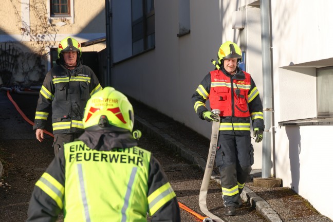 Zwlf Feuerwehren bei Brand im Dachgescho eines Gebudes in Seewalchen am Attersee im Einsatz