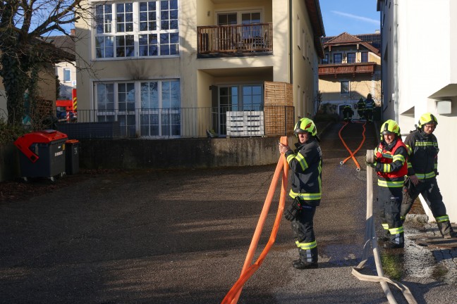 Zwlf Feuerwehren bei Brand im Dachgescho eines Gebudes in Seewalchen am Attersee im Einsatz