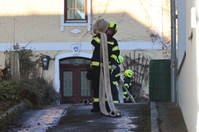 Zwlf Feuerwehren bei Brand im Dachgescho eines Gebudes in Seewalchen am Attersee im Einsatz