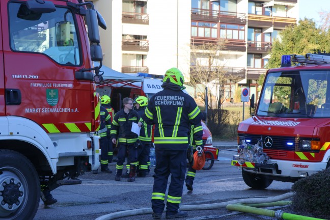 Zwlf Feuerwehren bei Brand im Dachgescho eines Gebudes in Seewalchen am Attersee im Einsatz