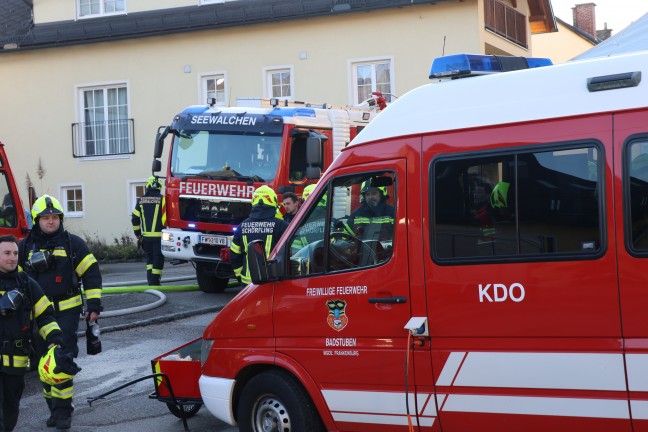 Zwlf Feuerwehren bei Brand im Dachgescho eines Gebudes in Seewalchen am Attersee im Einsatz