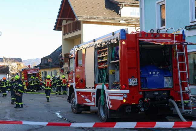 Zwlf Feuerwehren bei Brand im Dachgescho eines Gebudes in Seewalchen am Attersee im Einsatz