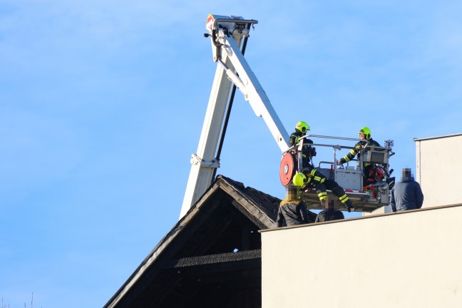 Zwlf Feuerwehren bei Brand im Dachgescho eines Gebudes in Seewalchen am Attersee im Einsatz
