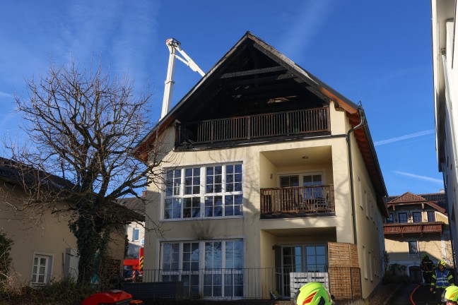Zwlf Feuerwehren bei Brand im Dachgescho eines Gebudes in Seewalchen am Attersee im Einsatz