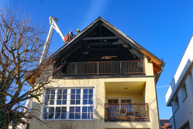 Zwlf Feuerwehren bei Brand im Dachgescho eines Gebudes in Seewalchen am Attersee im Einsatz