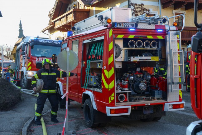 Zwlf Feuerwehren bei Brand im Dachgescho eines Gebudes in Seewalchen am Attersee im Einsatz