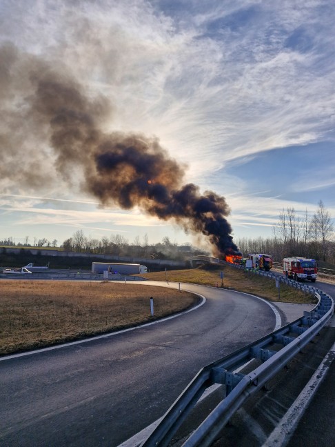 Katastrophe verhindert: LKW auf Innkreisautobahn bei Sattledt in Flammen aufgegangen