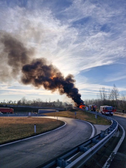 Katastrophe verhindert: LKW auf Innkreisautobahn bei Sattledt in Flammen aufgegangen
