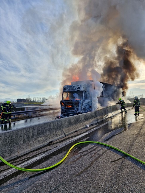Katastrophe verhindert: LKW auf Innkreisautobahn bei Sattledt in Flammen aufgegangen