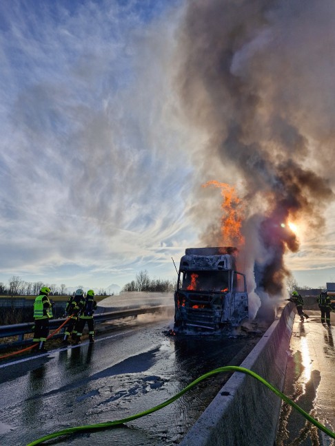 Katastrophe verhindert: LKW auf Innkreisautobahn bei Sattledt in Flammen aufgegangen