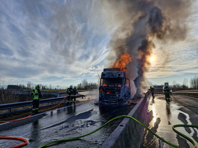 Katastrophe verhindert: LKW auf Innkreisautobahn bei Sattledt in Flammen aufgegangen