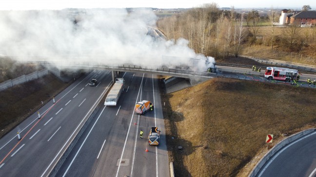 Katastrophe verhindert: LKW auf Innkreisautobahn bei Sattledt in Flammen aufgegangen