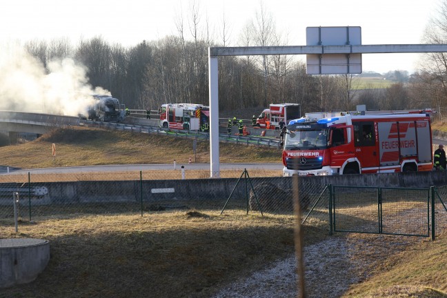 Katastrophe verhindert: LKW auf Innkreisautobahn bei Sattledt in Flammen aufgegangen