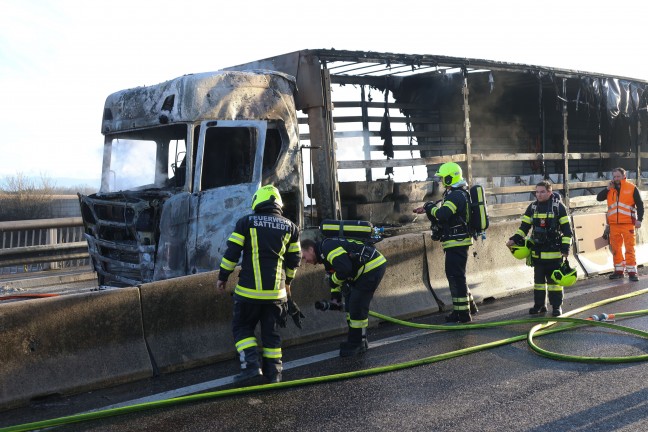Katastrophe verhindert: LKW auf Innkreisautobahn bei Sattledt in Flammen aufgegangen