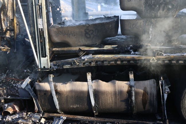 Katastrophe verhindert: LKW auf Innkreisautobahn bei Sattledt in Flammen aufgegangen