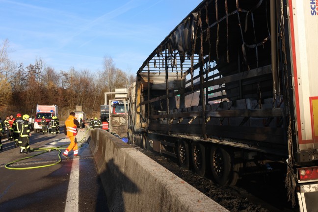 Katastrophe verhindert: LKW auf Innkreisautobahn bei Sattledt in Flammen aufgegangen