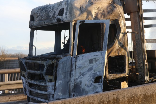 Katastrophe verhindert: LKW auf Innkreisautobahn bei Sattledt in Flammen aufgegangen