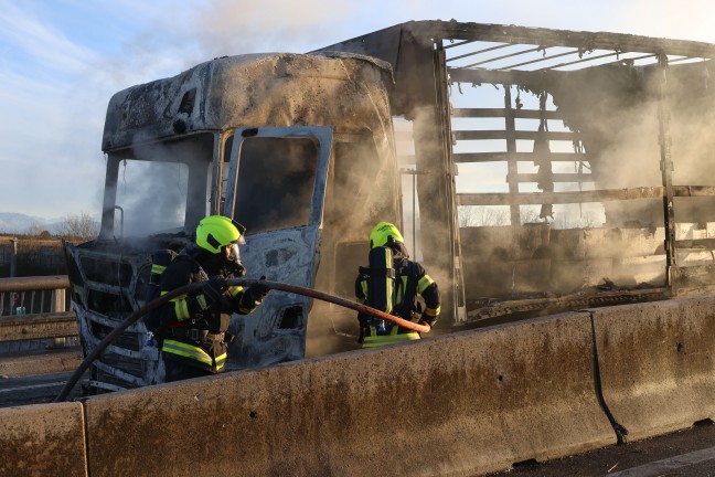 Katastrophe verhindert: LKW auf Innkreisautobahn bei Sattledt in Flammen aufgegangen