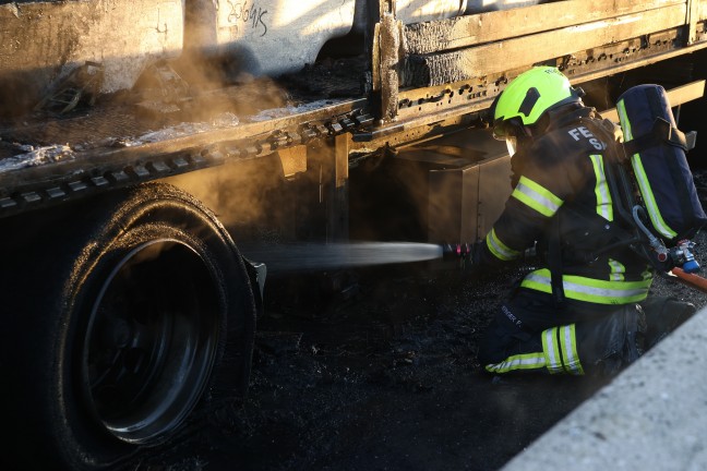 Katastrophe verhindert: LKW auf Innkreisautobahn bei Sattledt in Flammen aufgegangen