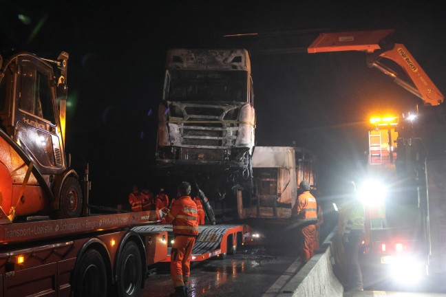 Katastrophe verhindert: LKW auf Innkreisautobahn bei Sattledt in Flammen aufgegangen