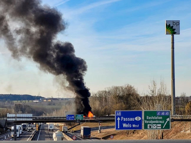 Katastrophe verhindert: LKW auf Innkreisautobahn bei Sattledt in Flammen aufgegangen