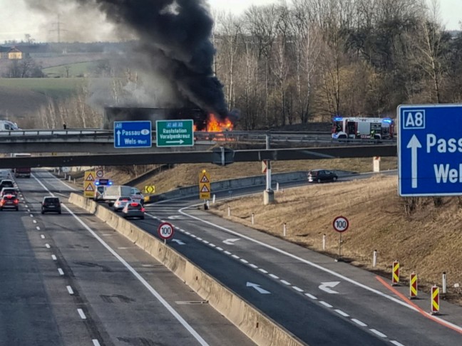 Katastrophe verhindert: LKW auf Innkreisautobahn bei Sattledt in Flammen aufgegangen